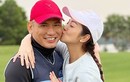 Jennifer Phạm kiễng chân hôn chồng đại gia giữa sân golf