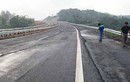 Vết nứt ở mặt đường cao tốc Nội Bài-Lào Cai là bất thường