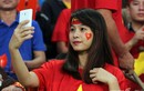 Fan nữ xinh đẹp hết lòng cổ vũ tuyển Việt Nam
