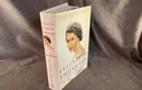 Những cuốn sách “quý hơn vàng” hé lộ cuộc đời Nữ hoàng Elizabeth II 