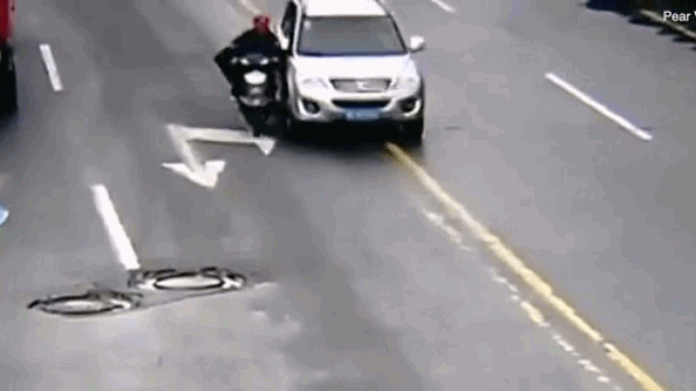 Video: Bị ô tô chèn trúng, người đàn ông vẫn đứng dậy đi tiếp
