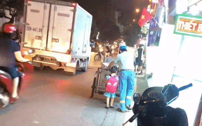 Video: Bé con lẽo đẽo theo bố đi gom rác ở Hà Nội... nhiều người nghẹn ngào
