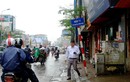 Người đi bộ liên tục né “bom điện” dày đặc trên vỉa hè Hà Nội