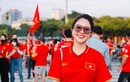 Trâm Anh cười tươi rói, cổ vũ đội tuyển Việt Nam tại Mỹ Đình