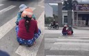 Ngồi giữa đường buôn chuyện, 2 người phụ nữ khiến netizen cạn lời