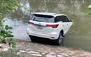 Video: Toyota Fortuner vừa ra biển một tuần đã "tắm" sông Kim Ngưu