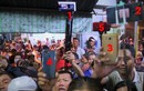 Video: Quá đông người đến viếng khiến xảy ra xô xát tại lễ tang Anh Vũ