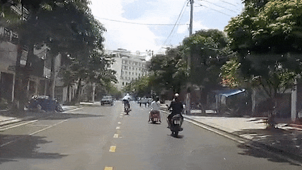 Video: Phóng nhanh, lạng lách, thanh niên đi xe máy ngã nhào ra đường