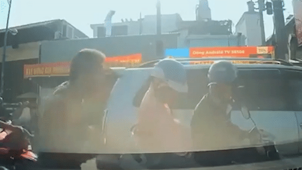Video: Đập tay vào ôtô nhắc nhở, nam thanh niên bị đấm vào mặt