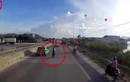 Video: Lái xe taxi chặn đầu container nghi "giở trò ăn vạ" ở Thanh Hóa