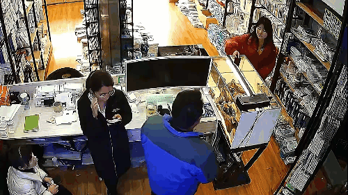 Cô gái bất ngờ thả smartphone vào bể cá khiến chủ cửa hàng cũng sốc