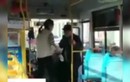 Video: Nhân viên xe buýt mắng chửi, không cho ông lão “bốc mùi” lên xe 