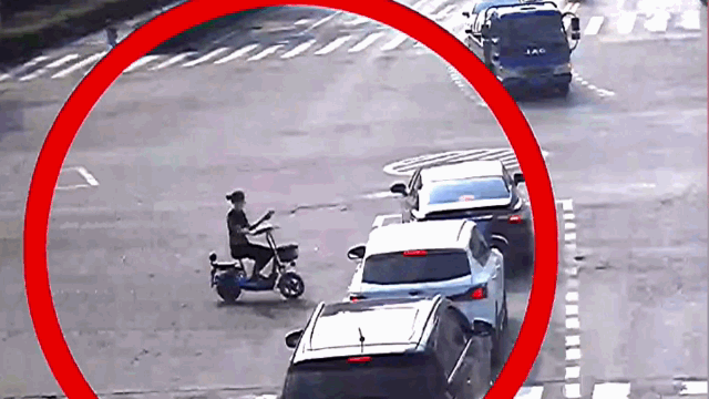 Video: Mải nhìn điện thoại, người phụ nữ vượt đèn đỏ rồi tông trúng ôtô 