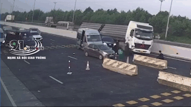 Video: Giây phút xe đầu kéo mất lái, đâm trúng nhiều ô tô ở Quảng Ninh