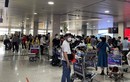 Khách vẫn ùn ùn đổ về sân bay Tân Sơn Nhất