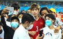 Người hâm mộ tràn xuống sân chia vui cùng U23 Việt Nam