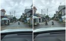 Ngao ngán người phụ nữ dừng xe giữa đường, netizen trở tay không kịp