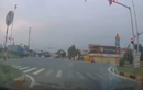 Video: Chở thanh niên vượt đèn đỏ, cô gái lao thẳng vào container