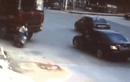 Video: Bị xe tải “nuốt chửng” người phụ nữ thoát chết khó tin