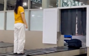 Video: Cô gái thản nhiên bước lên băng chuyền hành lý để quay clip