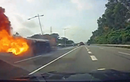Video: Xe bồn mất lái, bốc cháy ngùn ngụt vì tài xế mải nghịch điện thoại
