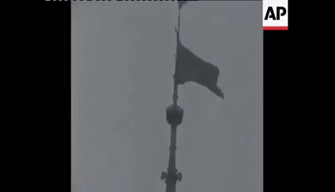 Lá cờ Việt Nam từng tung bay trên đỉnh tháp Nhà thờ Đức bà Paris