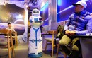 Video: Tiếp viên robot tự mang cà phê tới tận bàn mời khách ở Hà Nội