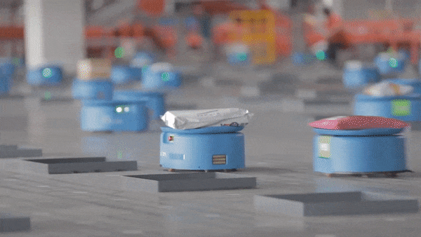 Video: Bên trong nhà kho nườm nượp robot tự động lấy hàng của TQ