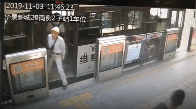 Video: Bị kẹt chân vào cửa xe, hành khách suýt bị xe buýt cán qua người