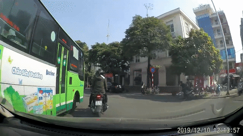 Video: Thót tim xe buýt vượt ẩu "ép" xe máy vào lề 