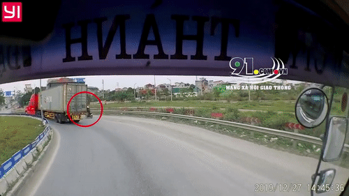 Video: "Say quắc cần câu", tài xế xe máy tự ngã trước bánh xe container