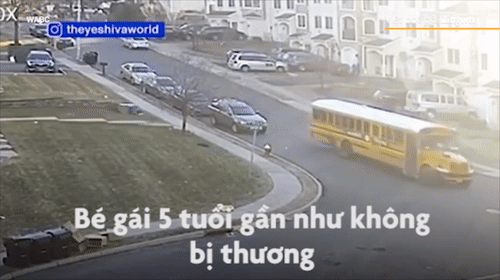 Video: Bị xe buýt chạy qua người, bé gái 5 tuổi sống sót như một phép màu