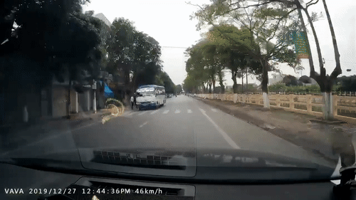 Video: Đột ngột ngã ra đường, tài xế xe máy suýt bị ô tô cán qua người