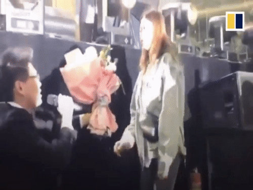 Video: Quá hạnh phúc vì được bạn trai cầu hôn, gái trẻ đột ngột ngất xỉu