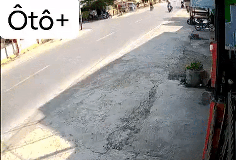 Video: Rẽ đột ngột không quan sát, 2 xe máy va chạm trực diện ngã ra đường