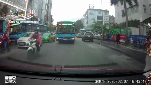 Video: Chạy lấn làn ngang ngược, tài xế xe buýt văng tục, "chày cối" cãi