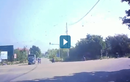 Video :Xe máy phóng nhanh vượt đèn đỏ đâm vào xe tải