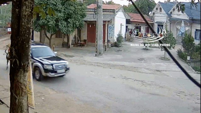 Video : Xe máy đấu đầu khiến 4 người văng xuống đường