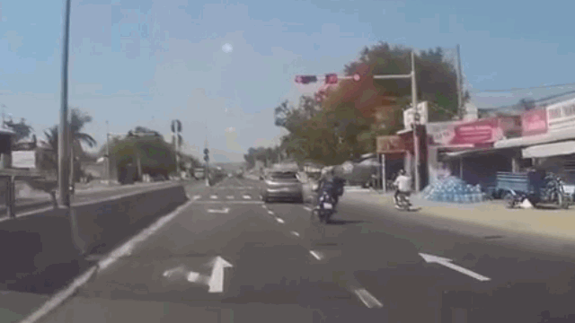 Video: Xe máy đâm thẳng vào ô tô đang dừng đèn đỏ