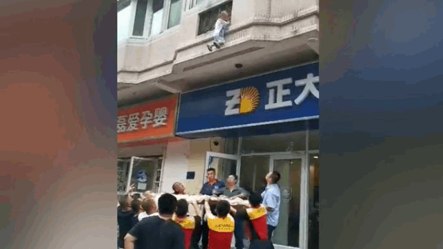 Video: Bé trai rơi khỏi cửa sổ chung cư, dân hợp sức giăng rèm giải cứu