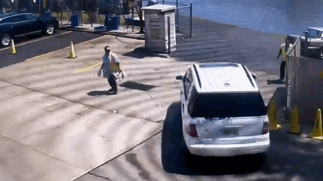 Video: Tài xế nhầm chân ga khiến xe sang Mercedes lao xuống sông