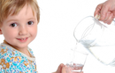 4 khung giờ vàng cứ cho trẻ uống nước còn tốt hơn cả uống sữa