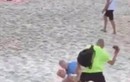 Cặp đôi bị người dân cầm dép đuổi đánh khi “yêu” trên bãi biển