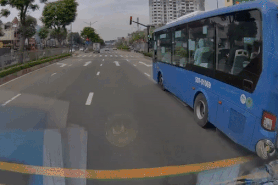 Phản xạ chớp nhoáng của tài xế xe bus khi gặp xe máy tạt đầu