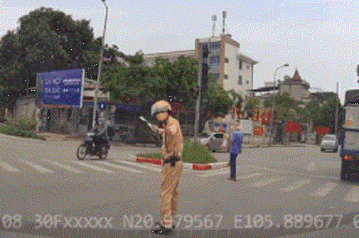 Hành động ''mát lòng mát dạ'' của tài xế với chiến sĩ CSGT giữa trưa nắng