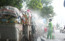 Xem cách nhân viên vệ sinh môi trường xử lý rác ngập đường phố