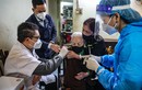 Cận cảnh tiêm vắc-xin tại nhà cho người già yếu ở Hà Nội