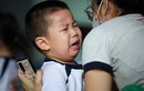 TP HCM: Trẻ mầm non khóc không rời cha mẹ trong ngày trở lại trường