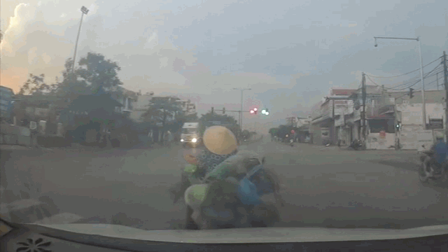 Video: Sang đường không quan sát, người phụ nữ gây họa cho 2 ô tô