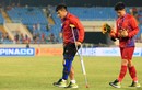 Xúc động hình ảnh cầu thủ U23 Việt Nam chống nạng nhận HCV